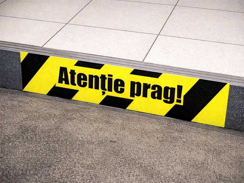 Sticker antiderapant podea „Atenție la prag” 100×30 cm – autocolant avertizare și marcaj podea
