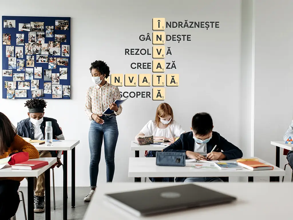 Sticker educațional scrubble cuvinte încrucișate, decorațiune pentru școli, 100x150 cm, racletă de aplicare inclusă