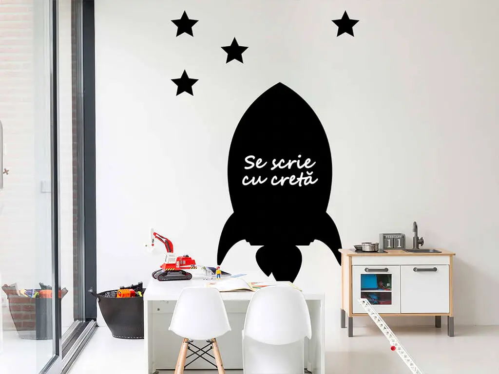 Sticker navă spațială, tip tablă de scris cu cretă, negru, 70x120 cm, racletă de aplicare inclusă.