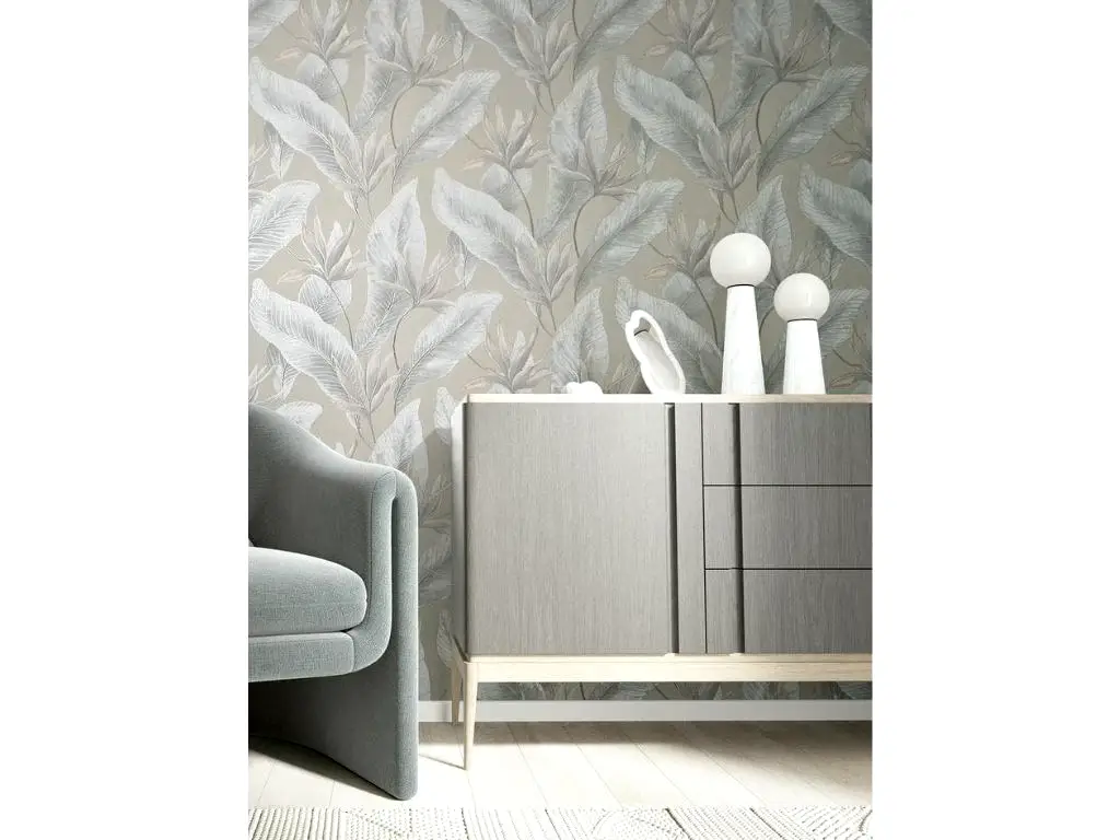 Tapet premium Marburg Whisper 36465 bej nisipiu cu frunze tropicale si efect texturat