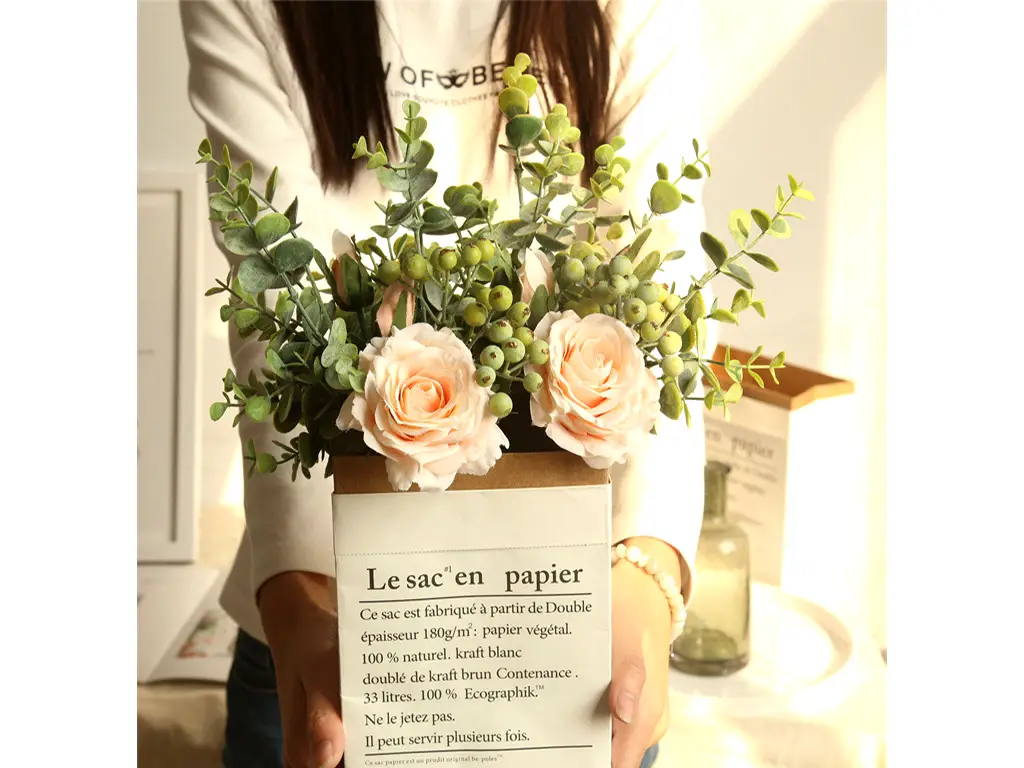 Buchet flori artificiale cu trandafiri champagne şi plante eucalipt, 38 cm înălţime