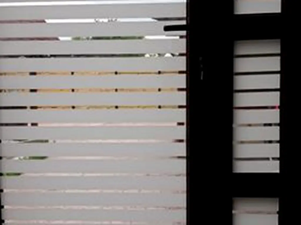 Folie geam autoadezivă Martin, transparentă cu dungi albe, lățime de rolă 123cm
