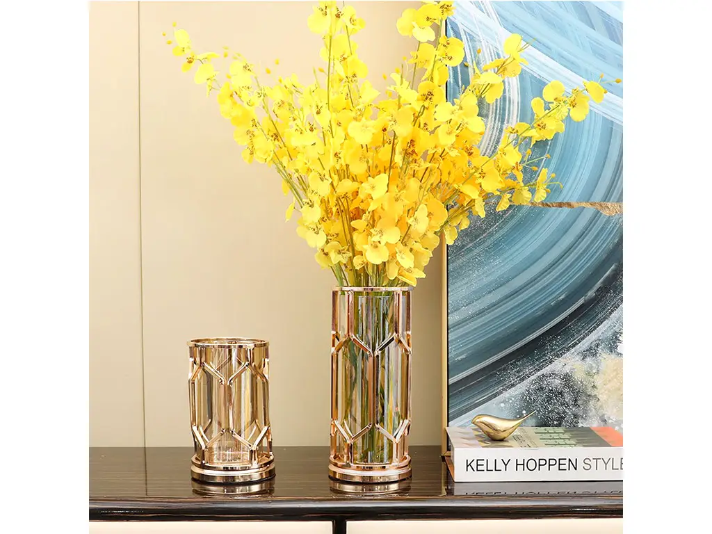 Vază decorativă din sticlă cu suport metalic auriu, Grid Iron, pentru flori sau lumânări, 20 cm înălţime