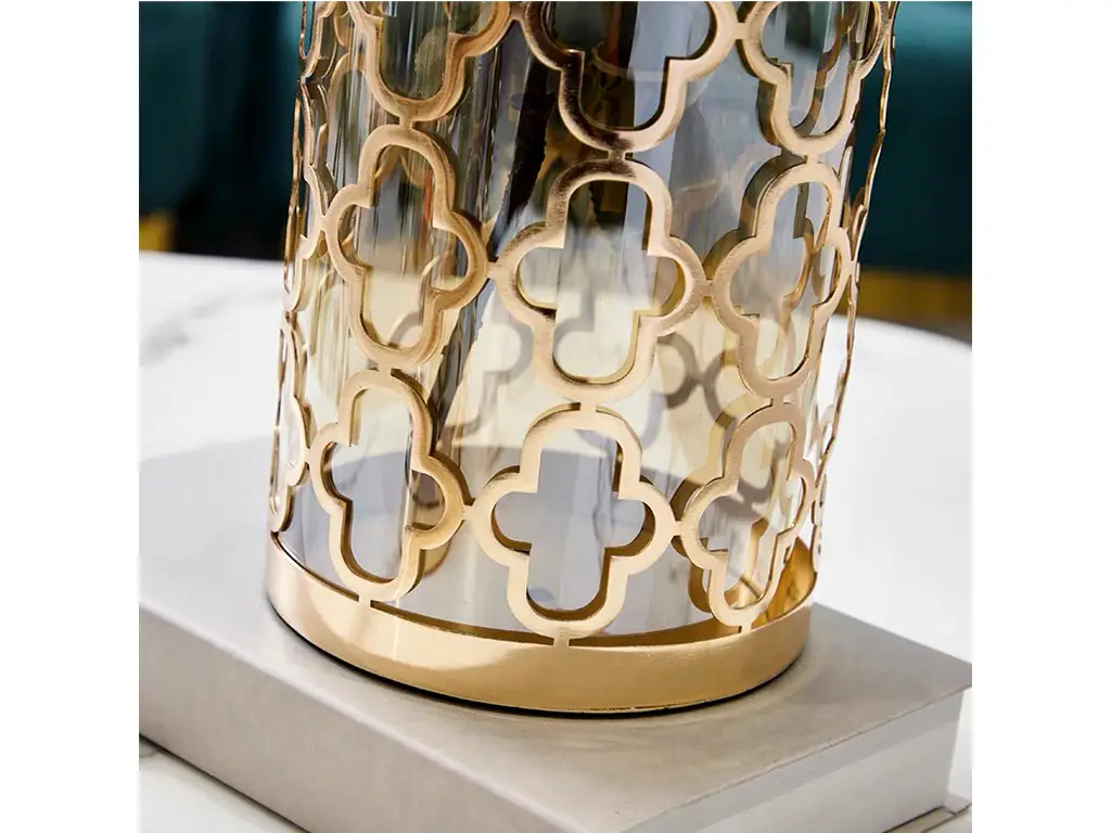Vază decorativă din sticlă cu suport metalic auriu, pentru flori sau lumânări, 20 cm înălţime