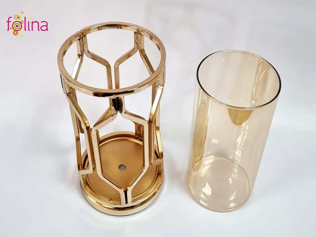 Vază decorativă din sticlă cu suport metalic auriu, Grid Iron, pentru flori sau lumânări, 20 cm înălţime