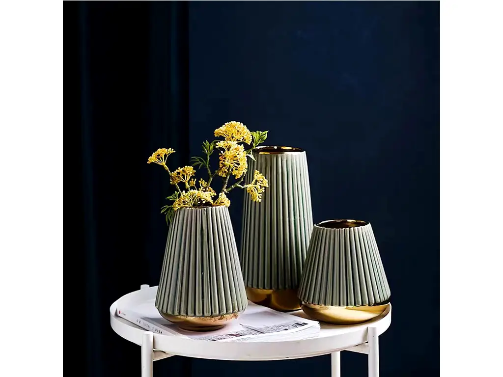 Vază ceramică cu detalii aurii, design elegant, 26 cm înălţime