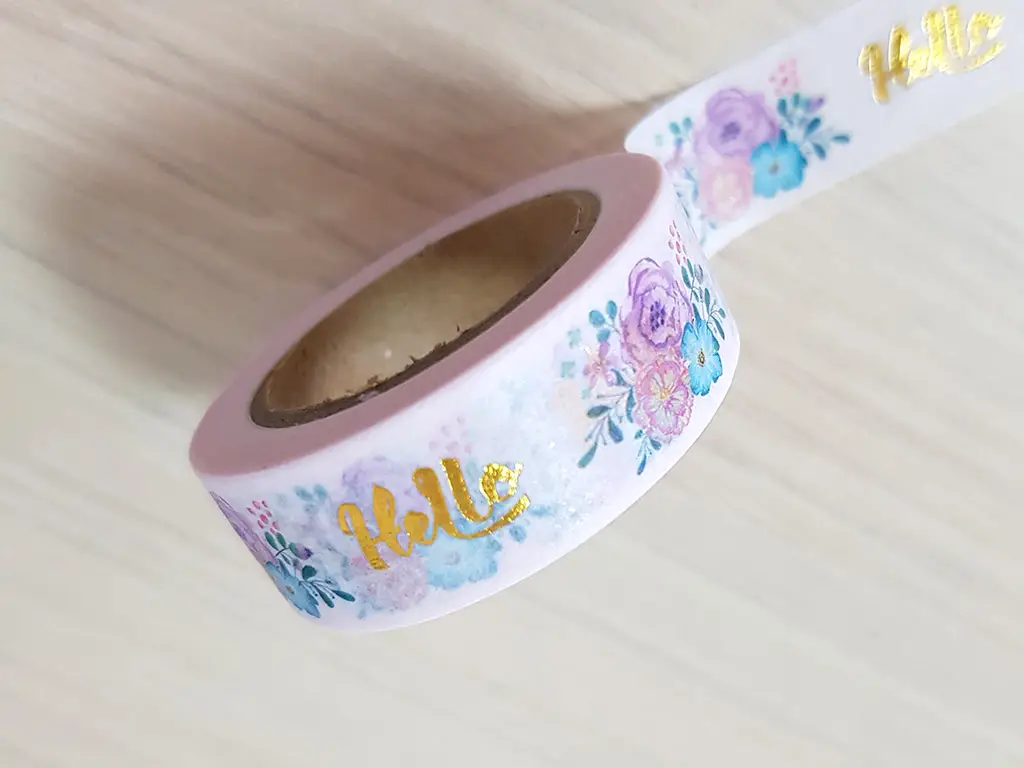 Bandă adezivă Washi Tape Hello, Folina, model floral, dimensiune bandă 15 mm lăţime x 10 m lungime