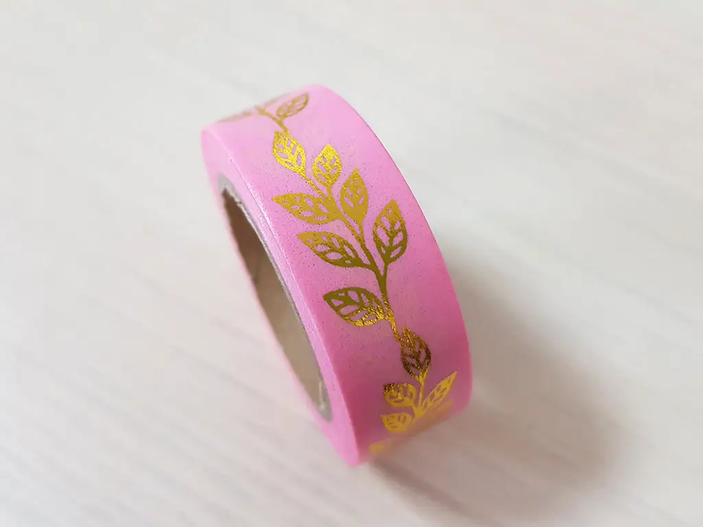 Bandă adezivă Washi Tape roz cu frunze aurii, Folina, model multicolor, dimensiune bandă 15 mm lăţime x 10 m lungime