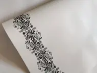 Autocolant mobilă Bella, Folina, imitaţie lemn alb, model floral gri, 120 cm lăţime