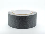 Bandă antialunecare, antiderapantă,  autoadezivă cu granulație grosieră, culoare gri, ideală pentru scări și podele, rolă 5 cm x 5 m