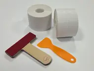 Set 2 role bandă etanșare autoadezivă albă, cu adeziv butilic, 6 cm x 3,2 m + 2 raclete incluse