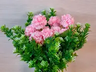 Buchet flori artificiale roz şi plante verzi, 30 cm înălţime