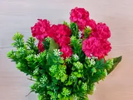 Buchet flori artificiale roz închis şi plante verzi, 30 cm înălţime