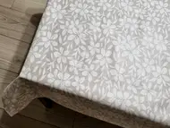 Faţă de masă impermeabilă, bej cu flori albe, 140 cm lăţime