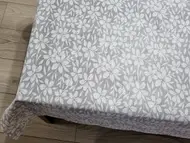 Faţă de masă impermeabilă, gri cu flori albe, 140 cm lăţime