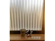 Folie geam autoadezivă Jaluzele, Folina, sablare cu dungi verticale albe, 90 cm lăţime