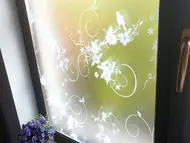 Folie geam autoadezivă, Folina Bird, sablare cu imprimeu floral alb și păsări, 90 cm lățimea rolei