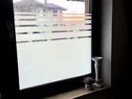 Folie geam autoadezivă sablare albă, PET transparent cu dungi decorative – lățime 60 cm, vânzare la metru liniar