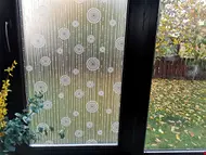 Folie geam autoadezivă Folina Strings, sablare cu model geometric alb, 90 cm latime
