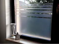 Folie geam autoadezivă sablare gri, PET transparent cu dungi decorative – lățime 60 cm, vânzare la metru liniar