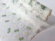 Folie protecţie sertare, PVC semitransparent cu flori albe, material impermeabil, rolă de 50 cm x 5 metri