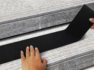 Set 6 benzi antiderapante pentru scări și podele, autoadezive cu granulație grosieră, culoare neagră, roller silicon inclus, 15x60 cm