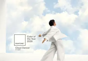 Pantone a anunțat culoarea anului 2026: Pantone 11-4201 Cloud Dancer – alb eteric pentru interioare luminoase și minimaliste
