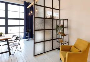 Folie geam autoadezivă decorativă: soluția modernă pentru intimitate și design