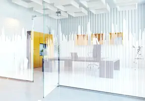 Design și funcționalitate: Cum transformă foliile decorative suprafețele din sticlă!