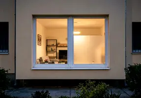 Seara, casa ta se vede din stradă: ce folie de geam păstrează intimitatea și după apus