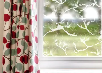 folie geam cu model floral credenza alba