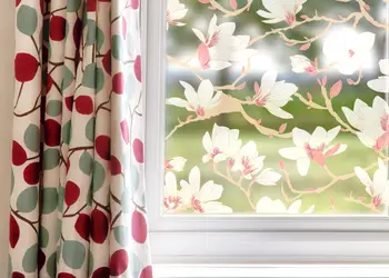 folie geam cu model floral credenza bej