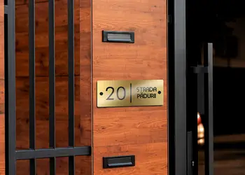 Placuta adresa model auriu modern 0