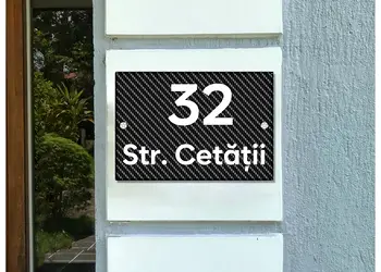 Placuta adresa model carbon 3D pe suport de plexiglass cu text personalizat din vinil 1