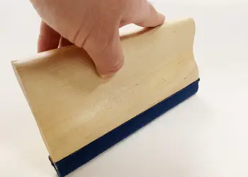 Racleta mare din lemn cu margine din pasla 1