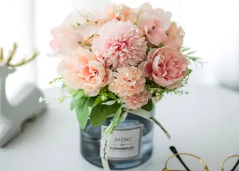 aranjament flori artificiale crem corai in vas din sticla