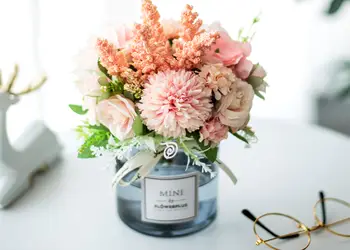 aranjament flori artificiale roz somon in vas din sticla