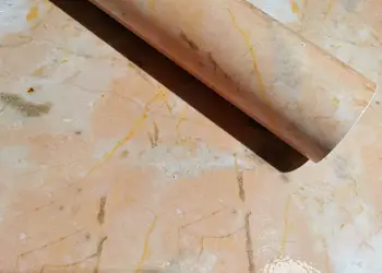 autocolant marmura bej piersica folina aspect lucios 100 cm latime