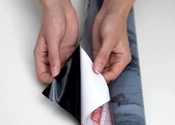 autocolant mobila imitatie marmura gri albastrui cu insertii aurii Romeo Gold dc fix