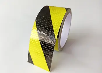 banda reflectorizanta autoadeziva de contur galben negru pentru siguranta rutiera s1