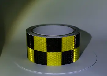 banda reflectorizanta autoadeziva de culoare galben negru pentru siguranta rutiera rola 1