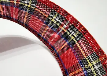 banda textila decorativa rosie cu carouri rola de 5 500 cm