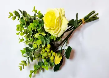 buchet flori artificiale cu trandafiri galbeni si plante eucalipt