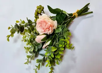 buchet flori artificiale cu trandafiri roz si plante eucalipt