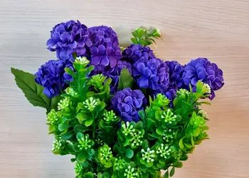 buchet flori artificiale mov cu plante verzi