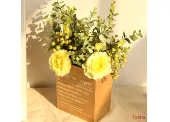 buchet flori artificiale cu trandafiri galbeni si plante eucalipt