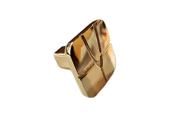 butoni aurii mobila model elegant