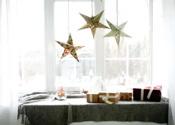 decor geam craciun case sub zapada