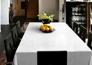 fata de masa alba impermeabila