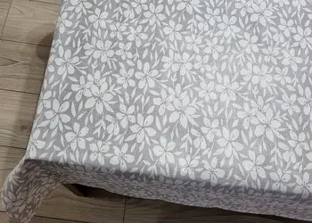 fata de masa gri cu flori albe folina